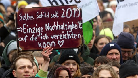 An den Klimastreiks 2019 nahmen bis zu über eine Million Menschen teil. Doch nicht alle blieben den Demos so treu wie die Trägerin des Schilds. Dennoch: Die meisten Menschen halten den Klimawandel nach wie vor für eines der drängendsten Probleme.