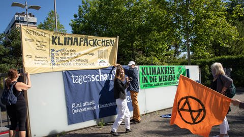 Aktivisten der Umweltschutzbewegung Extinction Rebellion (XR) demonstrieren im Juni 2020 vor dem Eingang zum Norddeutschen Rundfunk (NDR): Klimakrise in die Medien! Neben der Klimabewegung und Umweltverbänden fordern das auch Wissenschaftlerinnen und Journalistinnen. 2020 wurde ein gemeinsamer, offener Brief an die ARD geschickt. Die Forderung: Klimaberichte täglich und zur besten Sendezeit. Statt Börse vor acht, Klima vor acht.