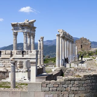 Trajaneum, antike Stadt Pergamon, Bergama, Türkei