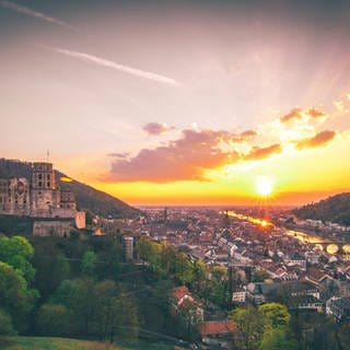 Romantische Schönheit: Heidelbergs Altstadt und Schlossruine im Sonnenuntergang.