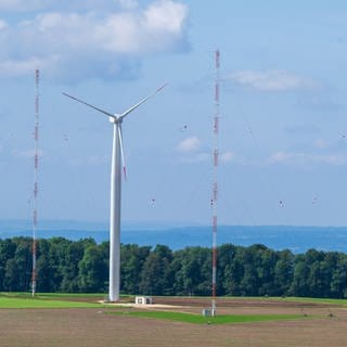 Ein aus zwei Windrädern und vier Messmasten bestehendes Windtestfeld steht am Rand der schwäbischen Alb. Im Rahmen des süddeutschen Windenergie-Forschungsclusters WindForS will das Zentrum für Sonnenenergie- und Wasserstoff-Forschung (ZSW) Baden-Württemberg Windenergieanlagen für den Einsatz in komplexen Topografien optimieren. Das Windenergie-Testfeld ist laut ZSW das weltweit erste auf bergigem Gelände.