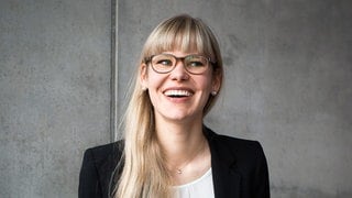 Persönlichkeitspsychologin Eva Asselmann erforscht, welche Einflussfaktoren unsere Persönlichkeit verändern.