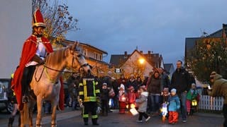 Klein-Gerau 12.11.2017: St. Martins Umzug Melani Kessler führt auf ihrem Pferd stolz den Umzug an