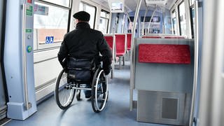 Ein Mann im Rollstuhl fährt in Hamburg U-Bahn. Die Behindertenrechtskonvention gibt allen Menschen das gleiche Recht auf Mobilität. Doch bei der Umsetzung hinkt Deutschland hinterher.