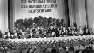 Gründung der DDR: Wilhelm Pieck verliest am 7. Oktober 1949 ein Manifest. Der Volksrat wird in eine Volkskammer umgewandelt, eine provisorische Regierung soll gebildet werden. Wahlen zur Volkskammer wurden vom Volksrat für den 15. Oktober 1950 angesetzt. Unter der Parole "Es lebe die Nationale Front des Demokratischen Deutschland" tagte am 7. Oktober 1949 im großen Festsaal der deutschen Wirtschaftskommission im sowjetischen Sektor Berlins der sowjetzonale "Deutsche Volksrat".