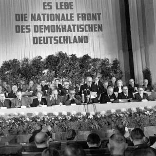 Gründung der DDR: Wilhelm Pieck verliest am 7. Oktober 1949 ein Manifest. Der Volksrat wird in eine Volkskammer umgewandelt, eine provisorische Regierung soll gebildet werden. Wahlen zur Volkskammer wurden vom Volksrat für den 15. Oktober 1950 angesetzt. Unter der Parole "Es lebe die Nationale Front des Demokratischen Deutschland" tagte am 7. Oktober 1949 im großen Festsaal der deutschen Wirtschaftskommission im sowjetischen Sektor Berlins der sowjetzonale "Deutsche Volksrat".