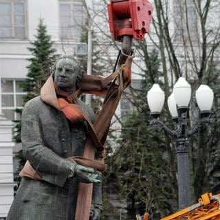 Das Denkmal für den russischen Wissenschaftler Michail Lomonossow wird im Januar 2023 in Dnipro im Osten der Ukraine mithilfe von Spezialgeräten gemontiert. Seit dem Beginn des russischen Angriffskriegs im Februar 2022 verbannt die Ukraine russische Symbole und Kultur aus Schulen, Bibliotheken und dem öffentlichen Raum. 