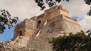 Die Adivino-Pyramide ist das Hauptbauwerk der Maya-Ruinen im mexikanischen Yucatán-Gebiet. 