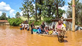 Eine Familie mit einem Boot vor einer Hütte im April 2024 im Überschwemmungsgebiet Githurai in Nairobi, Kenia. Extreme Wetterereignisse haben in den letzten drei Jahren Teile Afrikas heimgesucht und zu tropischen Stürmen, Überschwemmungen und Dürre geführt sowie Hungerkrisen und Vertreibung. Eine weitere Bedrohung: einige der schlimmsten Cholera-Ausbrüche auf dem Kontinent. In Süd- und Ostafrika sind seit Ende 2021 mehr als 6.000 Menschen gestorben und fast 350.000 Fälle gemeldet worden. 