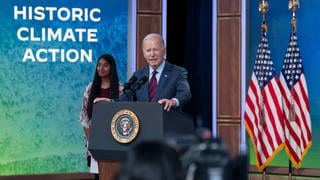 US-Präsident Joe Biden spricht im November 2023 über die Maßnahmen seiner Regierung zur Bewältigung der Klimakrise im South Court Auditorium in Washington, DC: Die Biden-Regierung hat mit dem Inflation Reduction Act 1000 Milliarden Investitionen in Batteriezellen, Elektroautos, Wasserstoffproduktion, erneuerbare Energien beschlossen. So schützt sie das Klima. Warum redet kaum jemand darüber?