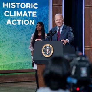 US-Präsident Joe Biden spricht im November 2023 über die Maßnahmen seiner Regierung zur Bewältigung der Klimakrise im South Court Auditorium in Washington, DC: Die Biden-Regierung hat mit dem Inflation Reduction Act 1000 Milliarden Investitionen in Batteriezellen, Elektroautos, Wasserstoffproduktion, erneuerbare Energien beschlossen. So schützt sie das Klima. Warum redet kaum jemand darüber?