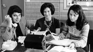 Aniello Verde, Maria Post und Ines Casalini (v.l.n.r.) bereiten im Dezember 1971 die Jubiläumssendung zum 10 Geburtstag von Radio Colonia vor. Zwischen den seltenen Heimreisen war Radio Colonia vom Westdeutschen Rundfunk für viele Gastarbeiter aus Italien eine der wenigen Verbindungen in die Heimat. 