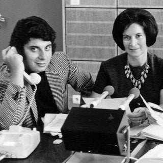 Aniello Verde, Maria Post und Ines Casalini (v.l.n.r.) bereiten im Dezember 1971 die Jubiläumssendung zum 10 Geburtstag von Radio Colonia vor. Zwischen den seltenen Heimreisen war Radio Colonia vom Westdeutschen Rundfunk für viele Gastarbeiter aus Italien eine der wenigen Verbindungen in die Heimat. 