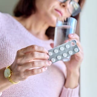 Frau mit einer Blisterpackung