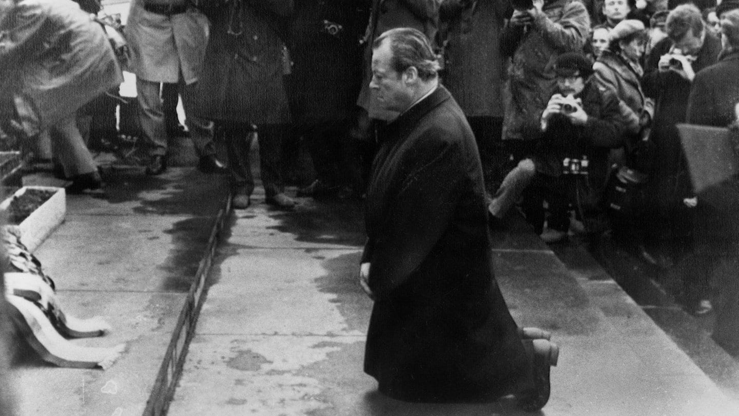 Bundeskanzler Willy Brandt kniet am 6. Dezember 1970 am Ehrenmal für die Helden des Warschauer Ghettos