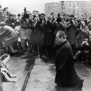 Bundeskanzler Willy Brandt kniet am 6. Dezember 1970 am Ehrenmal für die Helden des Warschauer Ghettos