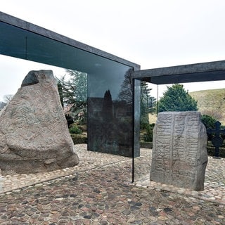 Dänemark, Jelling. Im Bild: Besondere Runensteine aus der ersten Jahrtausendwende, gelten als Geburtsurkunde des Landes auf denen erstmals Dänemark genannt wurde.