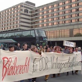 Gegen die Abschiebung von ehemaligen DDR-Vertragsarbeitern richtete sich eine Demonstration am 11.6.1992 in Berlin. Zu der Kundgebung, zu der die PDS und Bündnis 90 aufgerufen hatten, waren jedoch nur rund 100 Ausländer, die meisten davon Vietnamesen, gekommen.