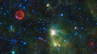 Im Sternbild Cassiopeia ist Tychos Supernova, der rote Kreis im oberen linken Teil des Bildes zu sehen