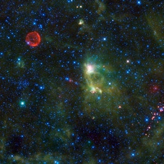 Im Sternbild Cassiopeia ist Tychos Supernova, der rote Kreis im oberen linken Teil des Bildes zu sehen