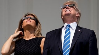 US-Präsident Donald Trump und seine Ehefrau Melania verfolgen die Sonnenfinsternis.