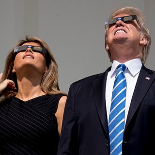 US-Präsident Donald Trump und seine Ehefrau Melania verfolgen die Sonnenfinsternis.