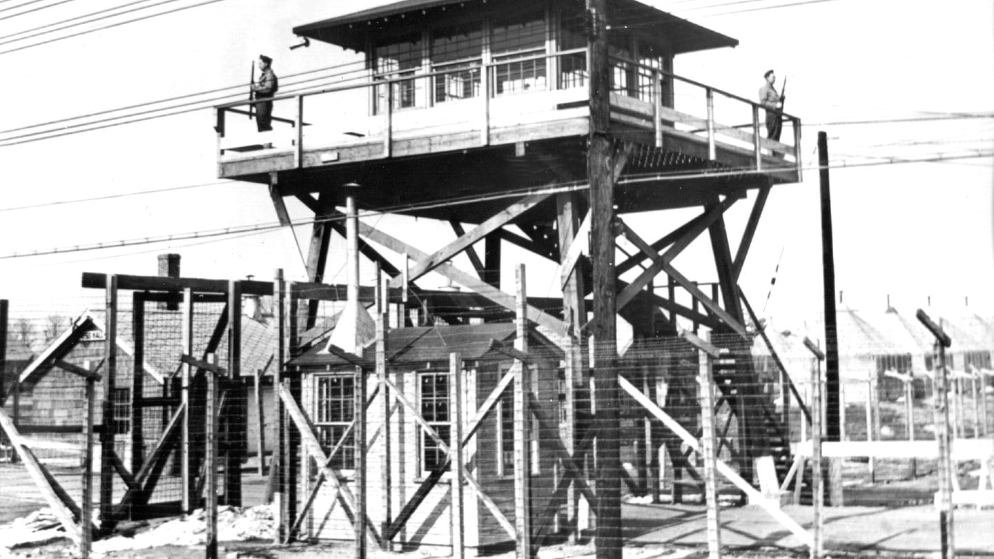 Internierungslager im Fort Meade für Japaner, Deutsche und Italiener während des Zweiten Weltkrieges, aufgenommen am 4.2.1942 in den USA. Deutsche wurden aber auch in Lagern wie Crystal City Internment Camp oder Sharp Park untergebracht. Die Sicherheitsbehörden der USA fürchteten im Zweiten Weltkrieg die Unterwanderung durch Agenten der Achsenmächte. Deswegen wurden Tausende von Bürgern der Kriegsgegner umgesiedelt oder in Lagern interniert.