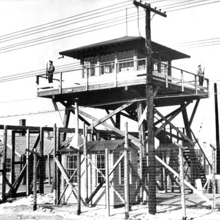 Internierungslager im Fort Meade für Japaner, Deutsche und Italiener während des Zweiten Weltkrieges, aufgenommen am 4.2.1942 in den USA. Deutsche wurden aber auch in Lagern wie Crystal City Internment Camp oder Sharp Park untergebracht. Die Sicherheitsbehörden der USA fürchteten im Zweiten Weltkrieg die Unterwanderung durch Agenten der Achsenmächte. Deswegen wurden Tausende von Bürgern der Kriegsgegner umgesiedelt oder in Lagern interniert. 