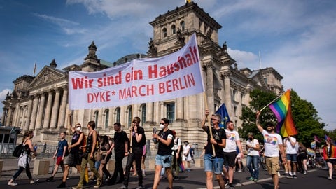 Demonstrierende setzen sich auf dem Dyke*March 2020 in Berlin für die Sichtbarkeit von Lesben ein. Auch wenn sich das Bild der klassischen Familie mittlerweile verändert hat, werden homosexuelle Frauen immer noch oft an den Rand der öffentlichen Wahrnehmung gedrängt. "Dyke" ist ein ursprünglich abwertender Begriff für Lesben. Lesbische Aktivistinnen haben den Begriff aber umgedeutet und nutzen ihn heutzutage als positive Selbstbezeichnung. 