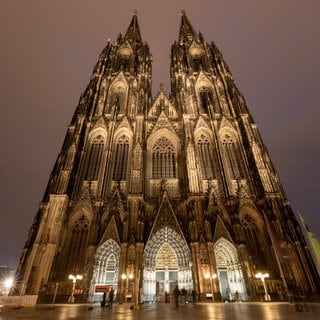 Der Kölner Dom gehört sich tatsächlich selbst. Am 15. August 1248 wurde von Erzbischof Konrad von Hochstaden der Grundstein zur heutigen hochgotischen Kathedrale gelegt. Erst erst 1880 war der Dom vollendet.