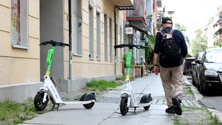 Zwei E-Scooter stehen mitten auf dem Gehweg; ein Fußgänger muss ausweichen: Viele beklagen, dass wir eine Gesellschaft der Rücksichtslosen geworden sind. Ist das nur ein Gefühl – oder ein empirisch belegter Zustand?