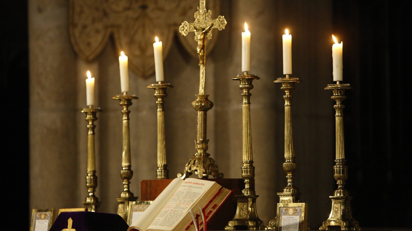 Traditionalist altar mit Kerzen. Symbolfoto