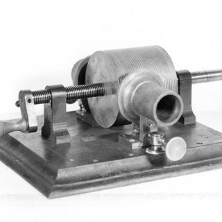 Thomas A. Edisons ursprünglicher Alufolien-Phonograph, erfunden im Herbst 1877