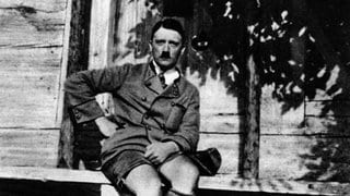 Adolf Hitler (1889 - 1945) im Trachtenanzug während seiner Landsberger Haft (Foto 1924): Kurz vor Weihnachten 1924 kommt der gescheiterte Putschist Adolf Hitler aus der Haft frei und muss neu anfangen: Seine NSDAP ist noch verboten, er selbst hat kein gesichertes Einkommen. 