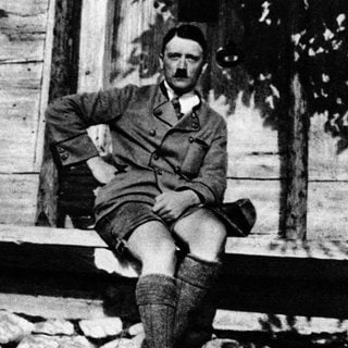 Adolf Hitler (1889 - 1945) im Trachtenanzug während seiner Landsberger Haft (Foto 1924): Kurz vor Weihnachten 1924 kommt der gescheiterte Putschist Adolf Hitler aus der Haft frei und muss neu anfangen: Seine NSDAP ist noch verboten, er selbst hat kein gesichertes Einkommen. 