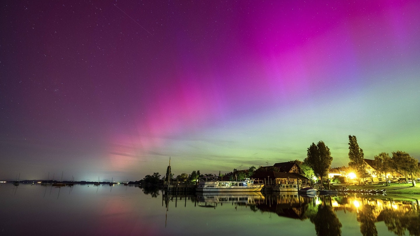 Lebendige Polarlichter am Bodensee im Hafen Allensbach