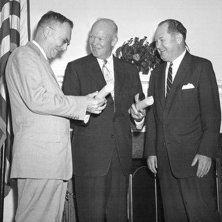 Präsident Dwight Eisenhower, Dr. T. Keith Glennan (rechts) und Hugh L. Dryden