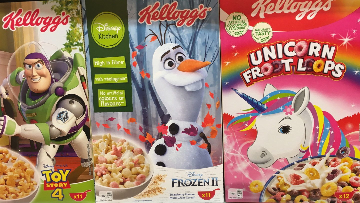 Frühstücksflockenverpackungen für Kinder mit rosa Einhorn und Disney-Figuren