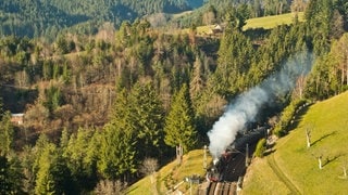 Schwarzwaldbahn bei Nußbach nahe Triberg: Von Offenburg zum Bodensee, durch 39 Tunnel und über 650 Höhenmeter führt die badische Schwarzwaldbahn quer durch Deutschlands größtes Mittelgebirge. 