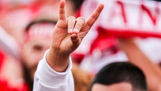 Fußball-EM, Viertelfinale Niederlande - Türkei: Ein türkischer Fan zeigt beim Public Viewing während der Nationalhymne den "Wolfsgruß", dessen Ursprung einer rechtsextremistischen Bewegung zugeordnet wird. Symbole und Handzeichen senden eine klare Botschaft. Sie schüren Emotionen, mobilisieren die Massen und definieren Zugehörigkeit. Ganz gleich, ob es sich um faschistische Gruppen, Freiheitsbewegungen oder Klimaaktivisten handelt. 