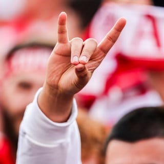 Fußball-EM, Viertelfinale Niederlande - Türkei: Ein türkischer Fan zeigt beim Public Viewing während der Nationalhymne den "Wolfsgruß", dessen Ursprung einer rechtsextremistischen Bewegung zugeordnet wird. Symbole und Handzeichen senden eine klare Botschaft. Sie schüren Emotionen, mobilisieren die Massen und definieren Zugehörigkeit. Ganz gleich, ob es sich um faschistische Gruppen, Freiheitsbewegungen oder Klimaaktivisten handelt. 