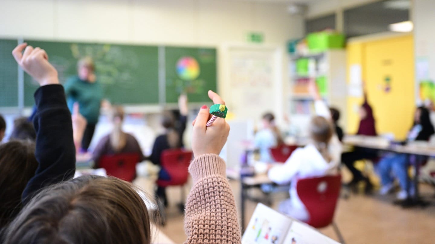 Schüler melden sich in einer vierten Klasse in einer Grundschule in Stuttgart.