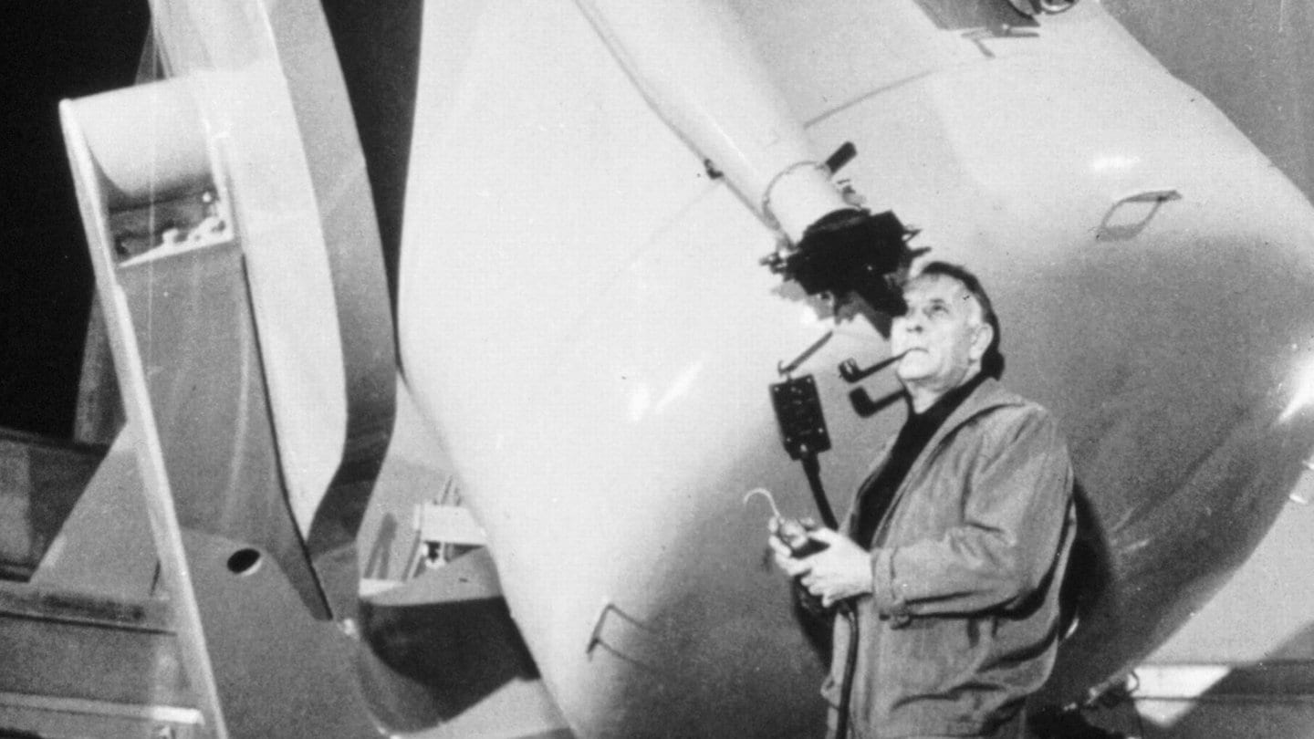 Edwin Powell Hubble (1899–1953), amerikanischer Astronom, der die „Rotverschiebung“ entdeckte. Hubble-Konstante für die Expansion des Universums. Hubble im Observatorium.