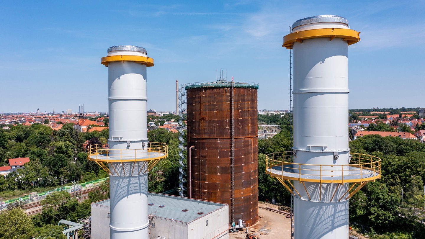 Heißwasserspeicher auf der Baustelle des Gaskraftwerks der Leipziger Versorgungs- und Verkehrsgesellschaft. Das mit zwei Gasturbinen mit jeweils 62,5 Megawatt elektrischer Leistung ausgerüstete Kraftwerk ist als erstes in Deutschland für die Verbrennung von Wasserstoff geeignet. Ein 60 Meter hoher Heißwasserspeicher mit 43.000 Kubikmeter Wasser und Sonnenkollektoren zur Warmwassergewinnung sollen die CO2-freie Versorgungssicherheit der Stadt garantieren.