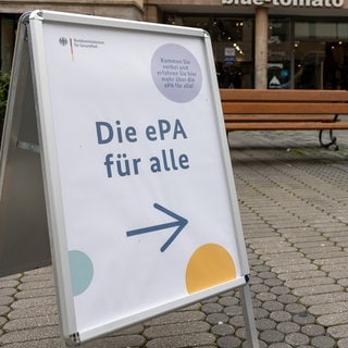 Ein Schild des Bundesministeriums fuer Gesundheit wirbt fuer die elektronische Patientenakte (ePA) mit der Aufschrift "Die ePA fuer alle".