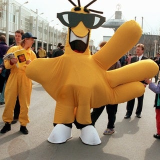 Auf der CeBIT in Hannover wirbt die Post am 29. März 1993 mit der gelben Fingerfigur "Rolf" für die neuen fünfstelligen Postleitzahlen.