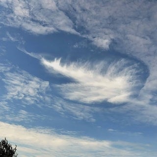 Atemberaubende Wolkenformation am blauen Himmel