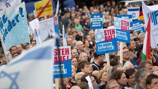 Mehrere tausend Menschen haben sich am Sonntag, 14.9.2014, am Brandenburger Tor in Berlin versammelt, um gegen Judenhass in Deutschland und Europa zu protestieren. Initiiert wurde die Demonstration unter dem Motto "Steh auf! Nie wieder Judenhass!" vom Zentralrat der Juden in Deutschland.