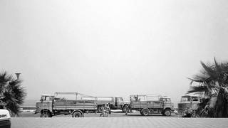 Irakische Soldaten steigen am 4. August 1990, zwei Tage nach der Invasion des Irak in Kuwait, von einem Truppentransporter am Strand in Kuwait-Stadt