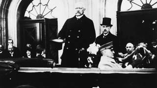Reichspräsident Paul von Hindenburg in Köln nach der Räumung der Kölner Zone durch die britischen Besatzungstruppen am 21. März 1926; rechts mit Zylinder der Oberbürgermeister von Köln, Konrad Adenauer